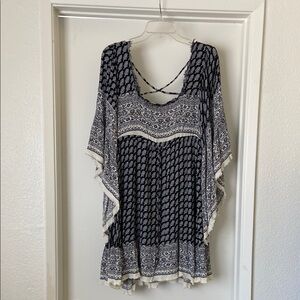 Women's Black and White Patterned Top
